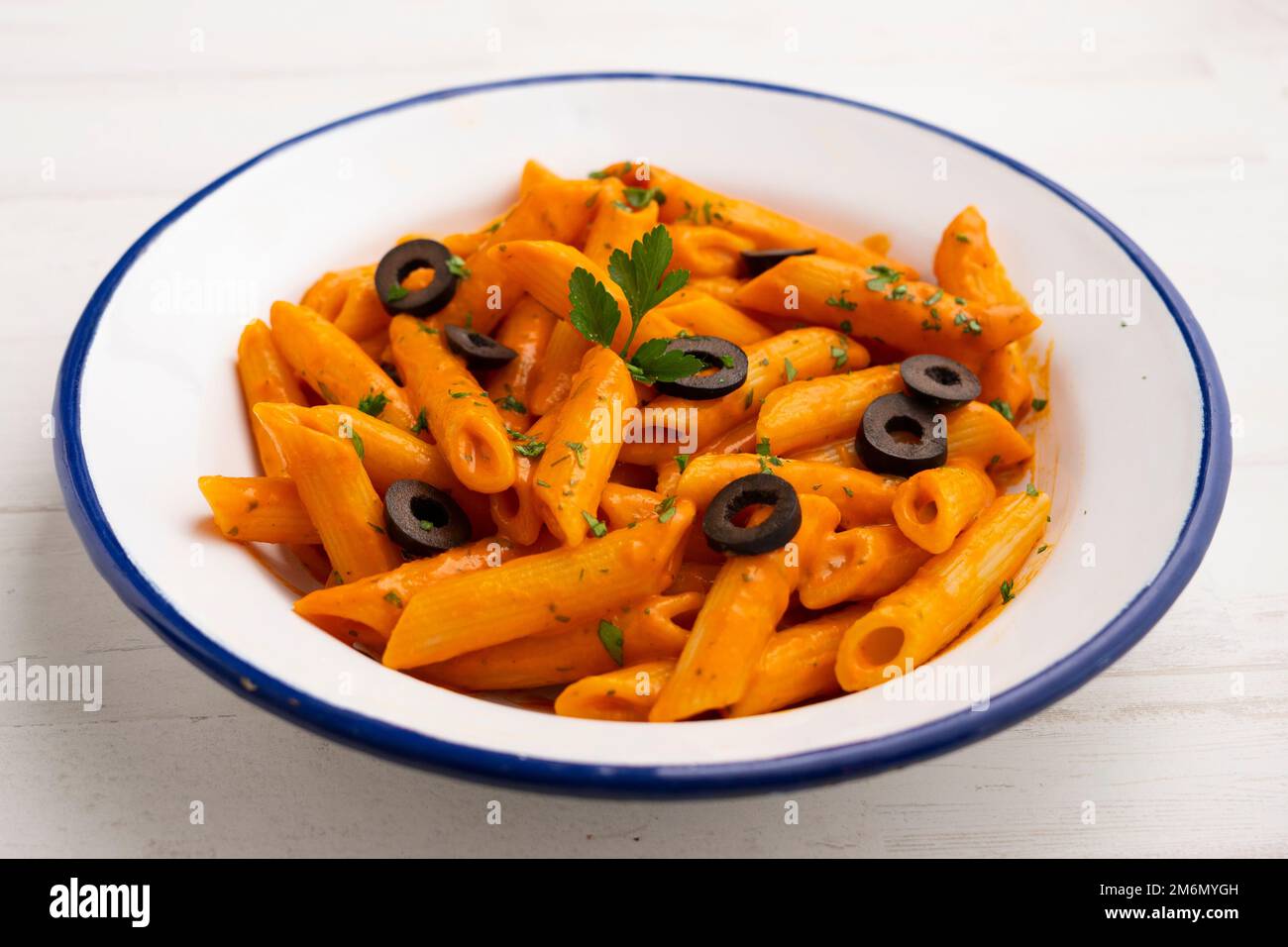 Pasta alla siciliana. Pasta con salsa di pomodoro, basilico e olive nere. Foto Stock