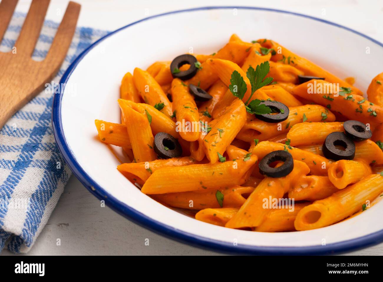 Pasta alla siciliana. Pasta con salsa di pomodoro, basilico e olive nere. Foto Stock