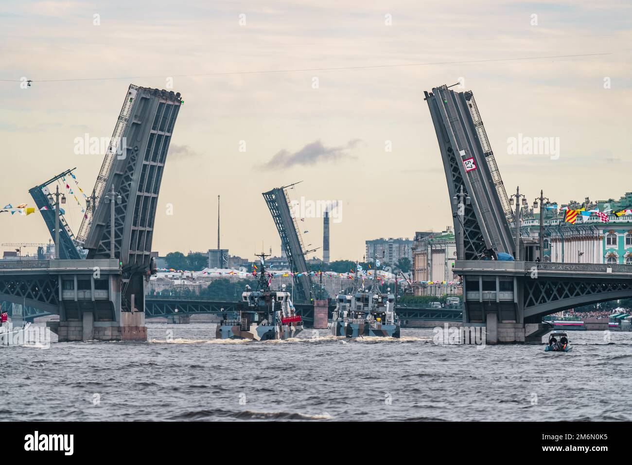 Russia, St. Petersburg, 31 luglio 2022: Molte navi da guerra vanno lungo il fiume Neva sotto ponti aperti durante la celebrazione del d Foto Stock