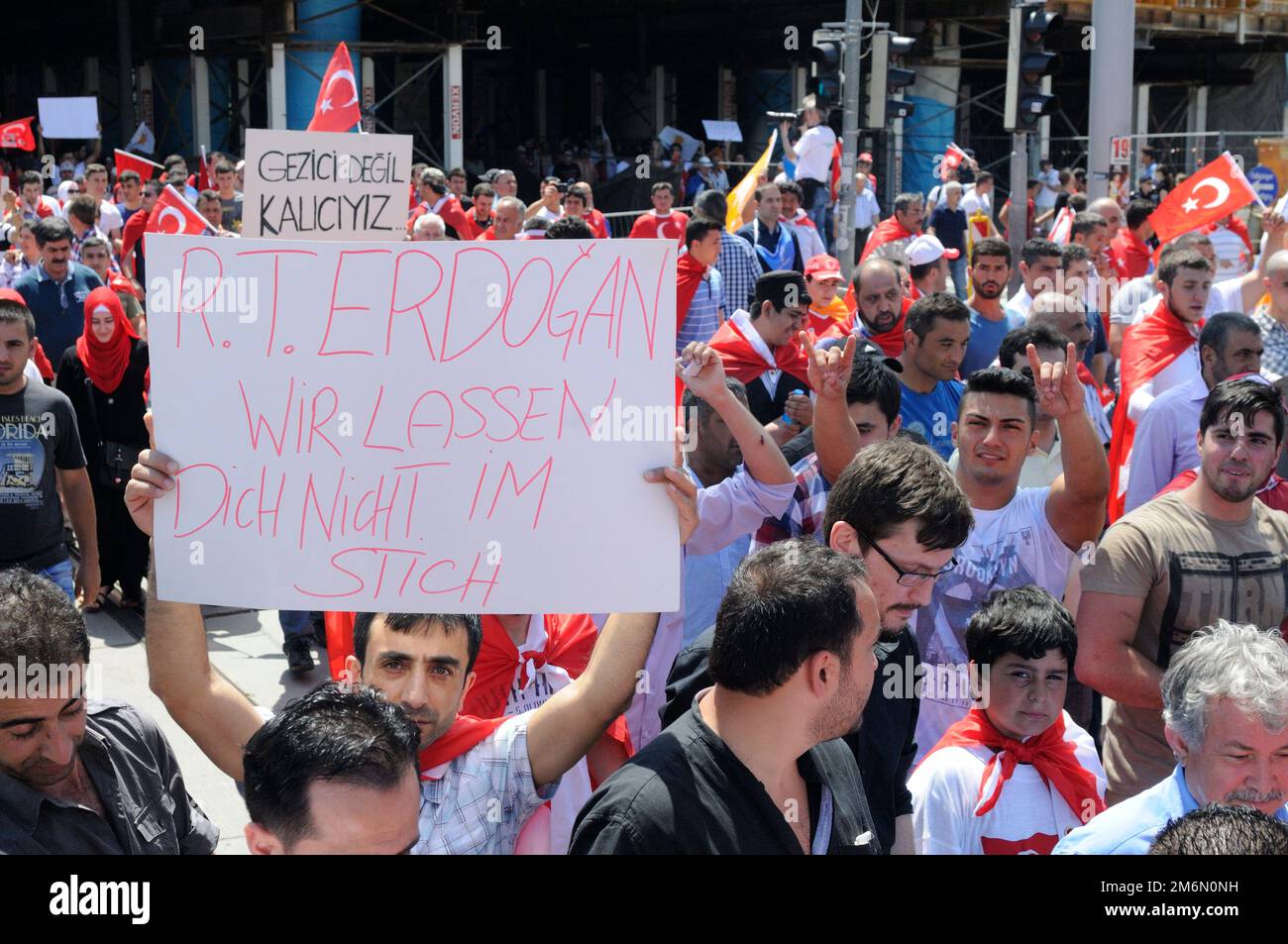Vienna, Austria. Giugno 23, 2013. Secondo le autorità, più di 8.000 persone hanno manifestato domenica a Vienna per il primo ministro turco Recep Tayyip Erdogan. Targa con l'iscrizione "Erdogan, non ti lasceremo giù" Foto Stock