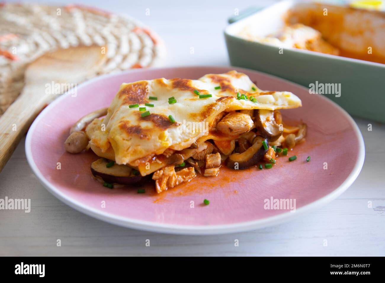 Lasagne di pollo. La lasagna è un tipo di pasta. Viene solitamente servito in fogli sovrapposti intervallati da strati di ingredienti a piacere. Foto Stock