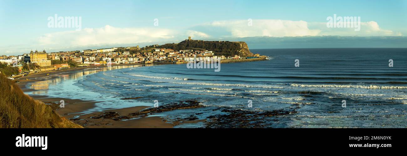 La South Bay di Scarborough è stata un rifugio protetto per il millennio. I Romani costruirono una stazione di segnalazione sul promontorio in tempi antichi Foto Stock