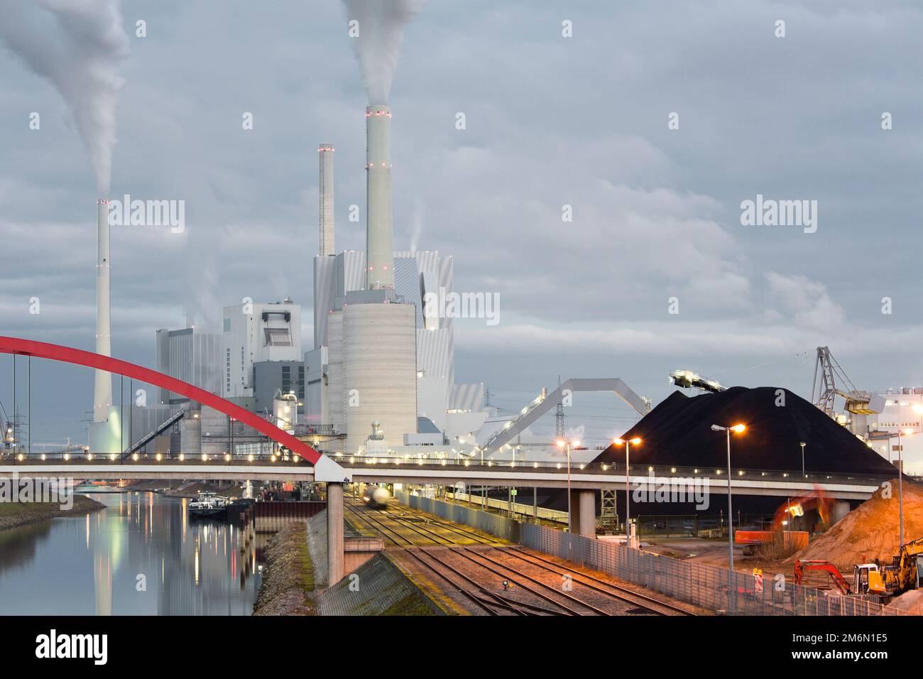 Grande centrale elettrica a carbone in Germania che causa il riscaldamento globale e il cambiamento climatico Foto Stock