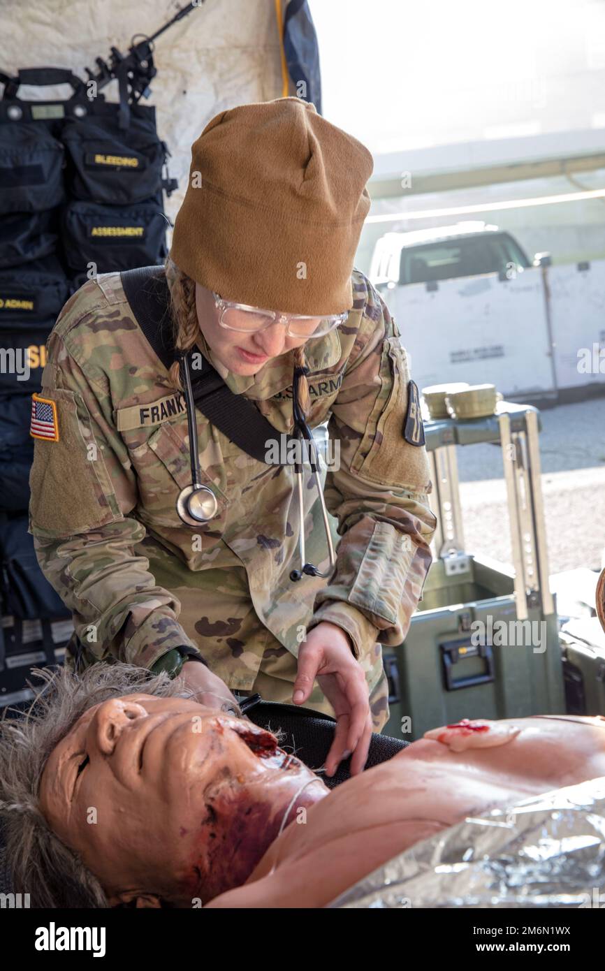 Il Pvt. Reagan Franks, una medica di combattimento assegnata al 491st Medical Company Area Support di Santa Fe, New Mexico, tratta una vittima fittizia come parte del Guardian Response 22 al Muscatuck Urban Training Center, Indiana, 2 maggio 2022. Guardian Response 22 è un esercizio di risposta alle emergenze che fornisce una formazione realistica per gli Stati Uniti Soldati della riserva dell'esercito. Foto Stock