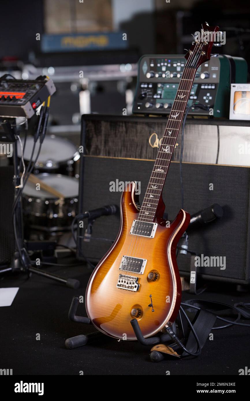 La chitarra PRS di Jakko Jakszyk fotografata presso gli Elstree Studios di Londra. Foto Stock