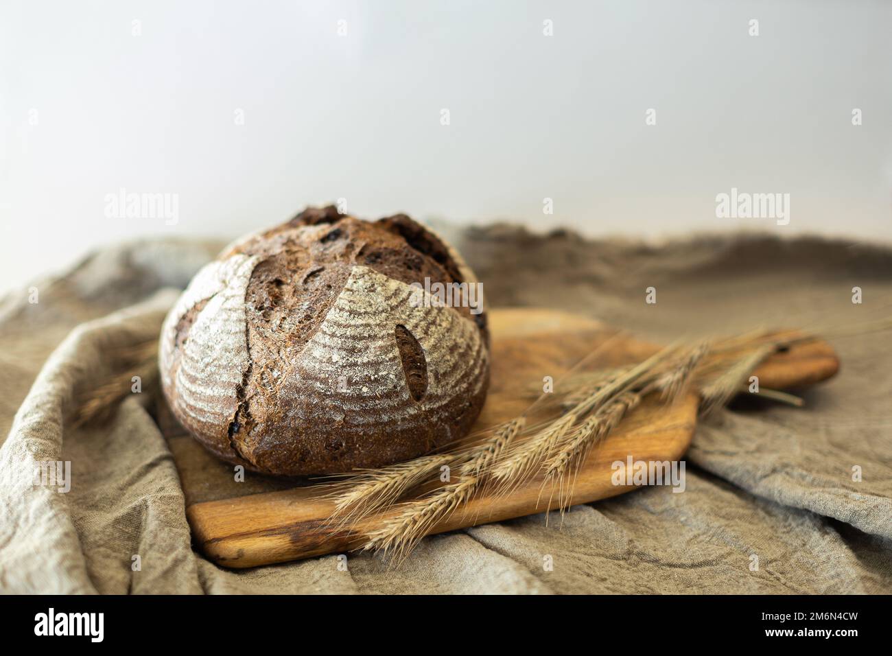 pane ovale nero su sfondo, dolci freschi, spazio per il testo Foto Stock