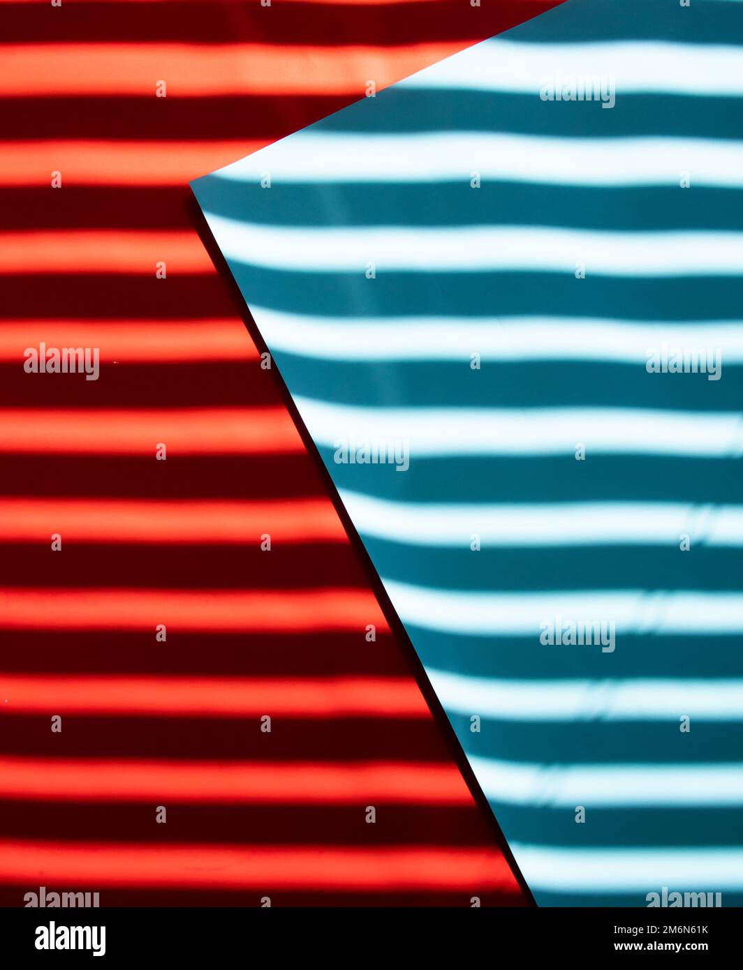 Sfondo estivo a righe rosse e blu Foto Stock