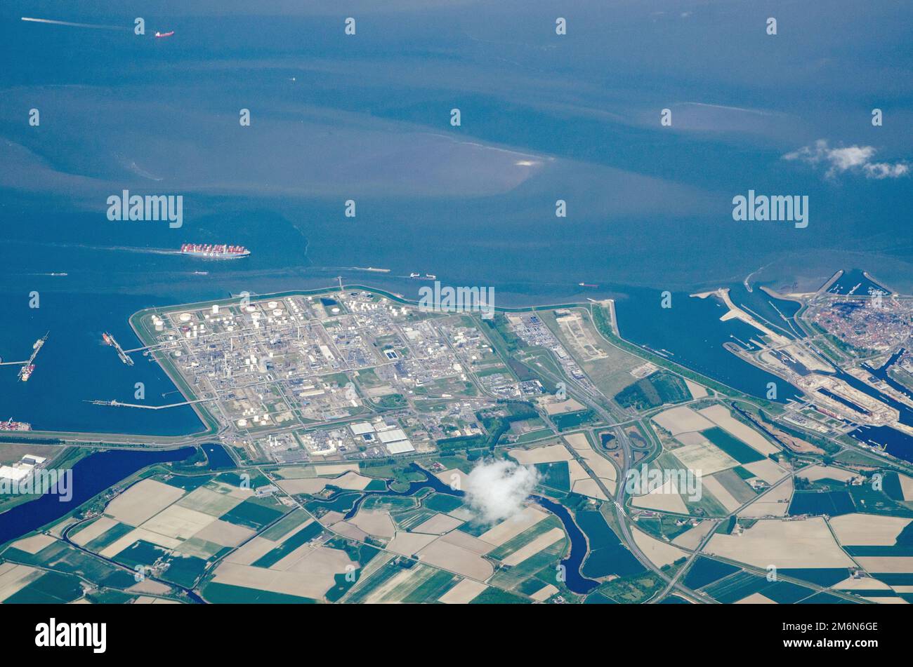 Veduta aerea della raffineria chimica di Dow Terneuzen sulle rive della Scheldt occidentale nei Paesi Bassi. L'impianto si occupa di etilene, nafta e. Foto Stock