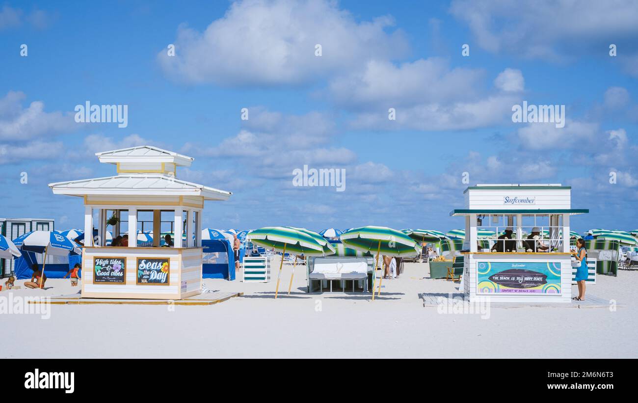 Spiaggia colorata di Miami Beach con ombrellone e capanne sulla spiaggia Foto Stock