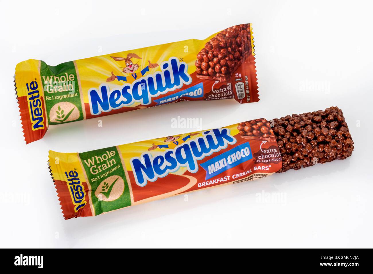 Italia - 04 gennaio 2023: Nestle Nesquik maxi cioccolato colazione barretta di cereali, pacchetto e bar in uscita dal pacchetto, isolato su bianco con percorso clipping Foto Stock