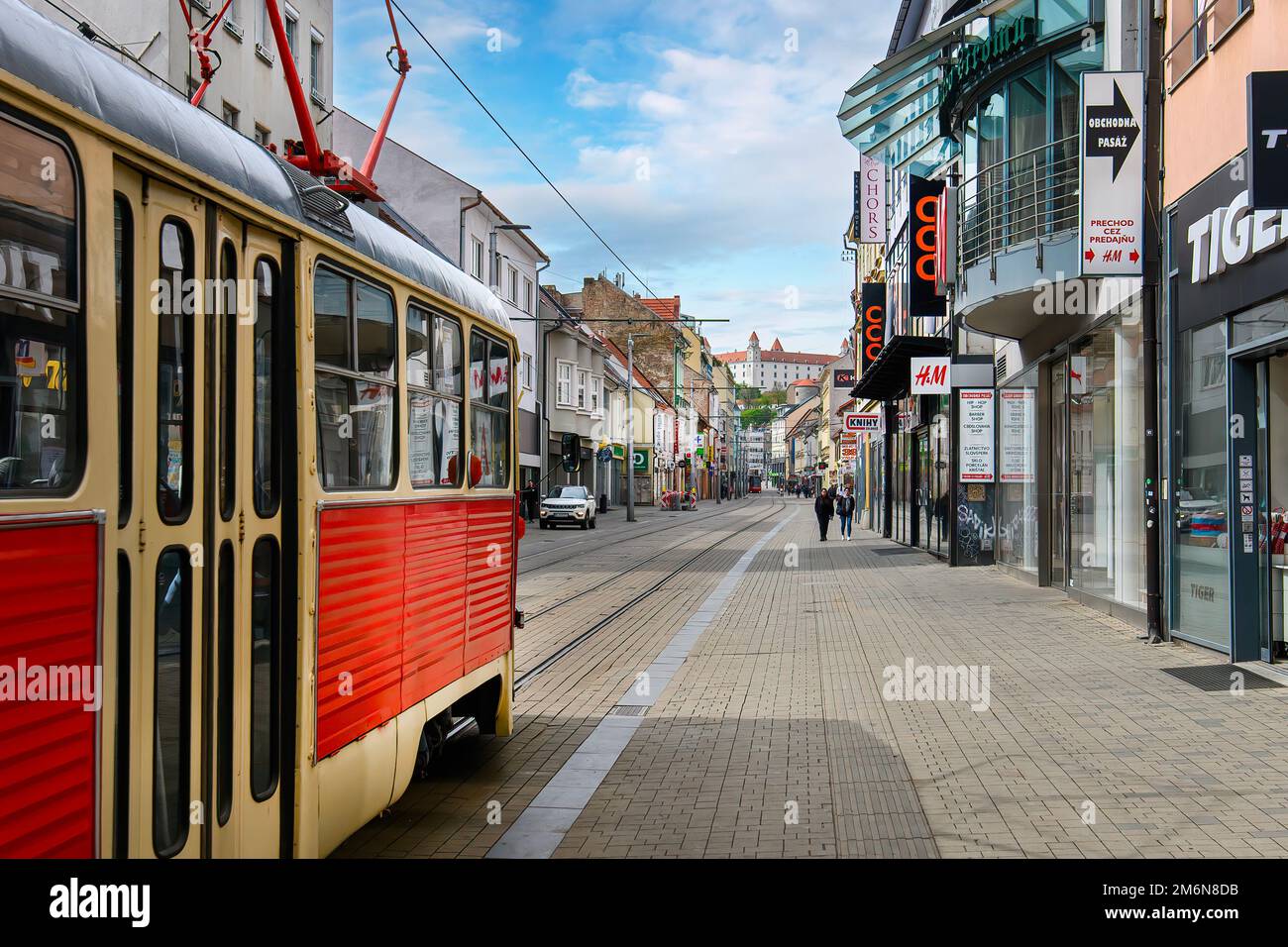 Bratislava, Slovacchia. Tram rosso retrò di fronte al castello di Bratislava Foto Stock