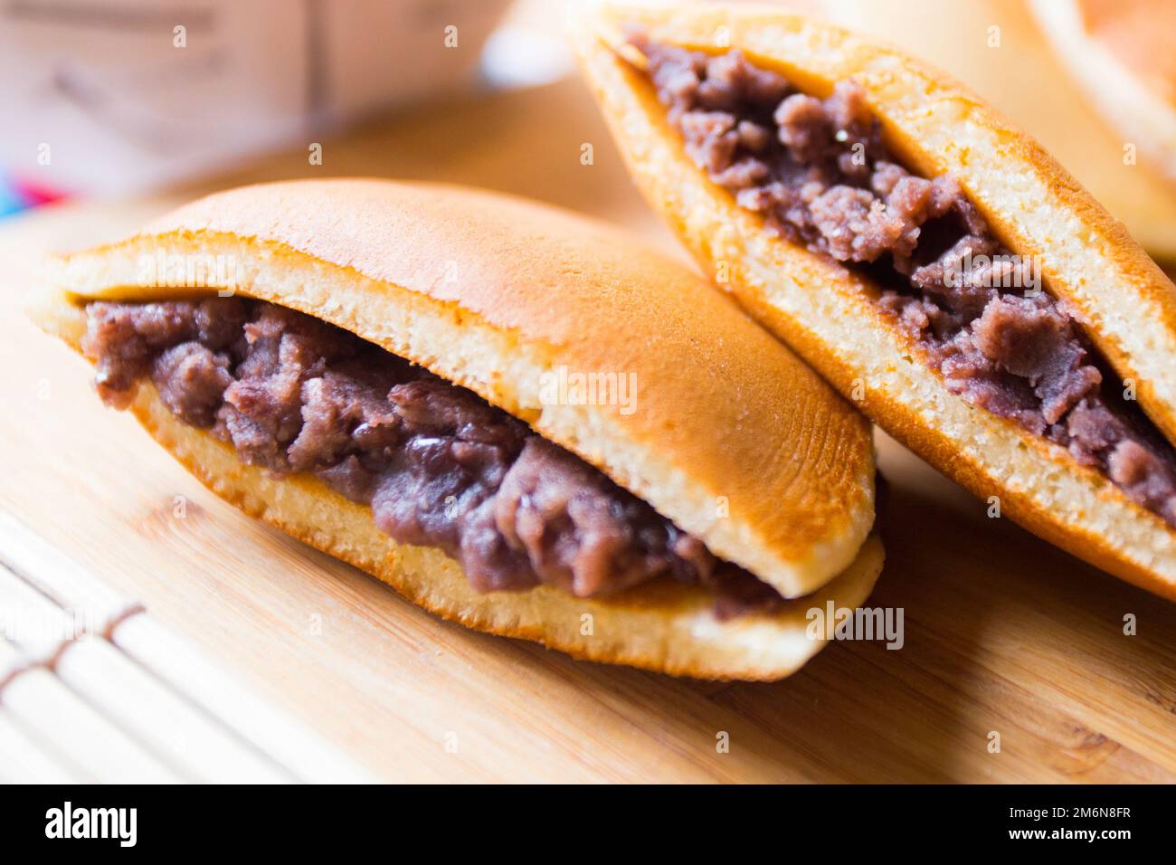 Dorayaki con anko. Dorayaki è costituito da due torte a forma rotonda farcite con anko, una pasta di fagioli fatta con variante di fagioli azuki. Foto Stock