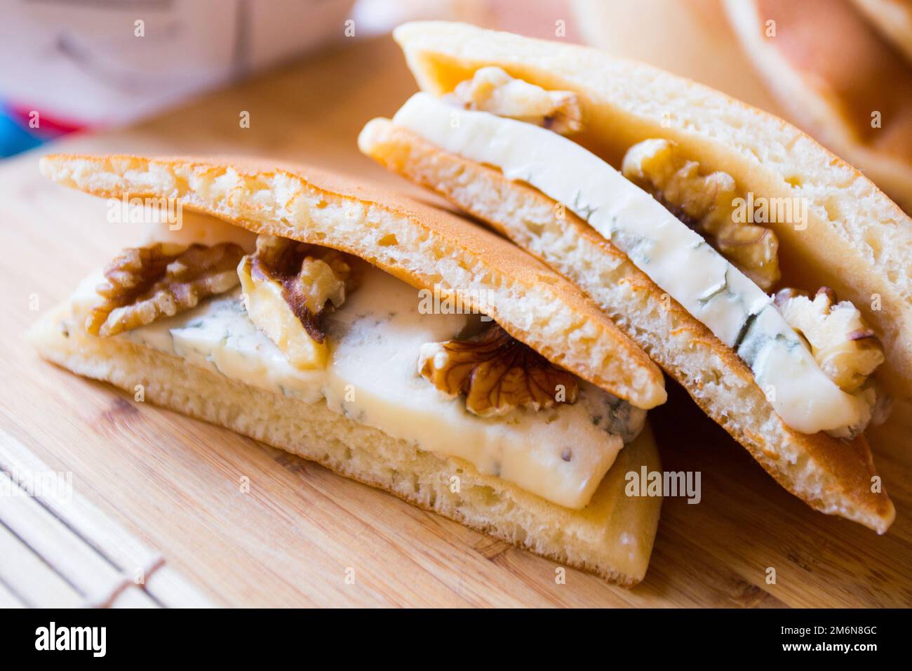 Dorayaki con formaggio. Dorayaki è costituito da due torte a forma rotonda farcite con anko, una pasta di fagioli fatta con variante di fagioli azuki. Foto Stock