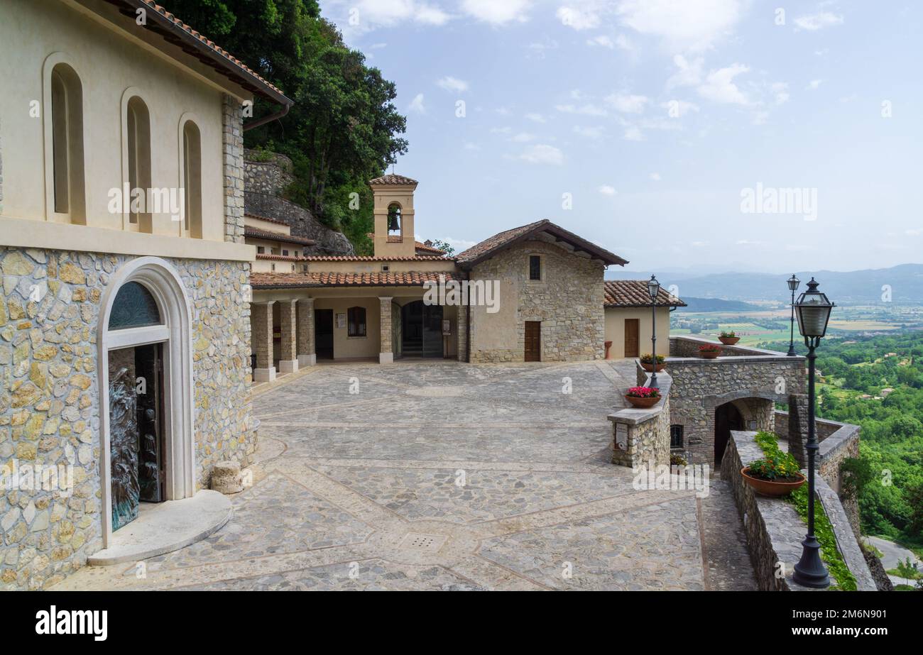 Santuario di Greccio, Italia, eretto da San Francesco. In questo monastero il Santo diede alla luce il primo presepe natalizio Foto Stock