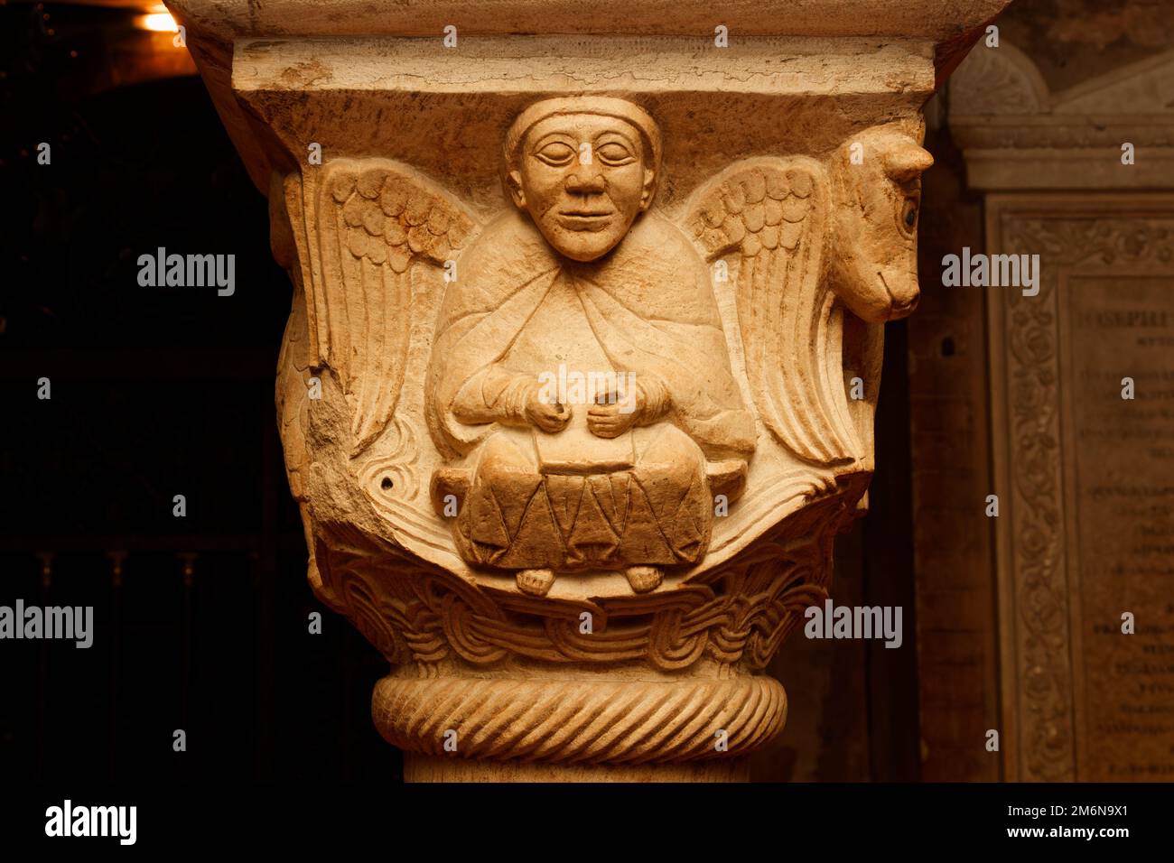 L'uomo alato, simbolo di San Matteo, particolare della capitale nella cripta raffigurante i quattro evangelisti (fine 11th° secolo) - Cattedrale di Modena, Italia Foto Stock