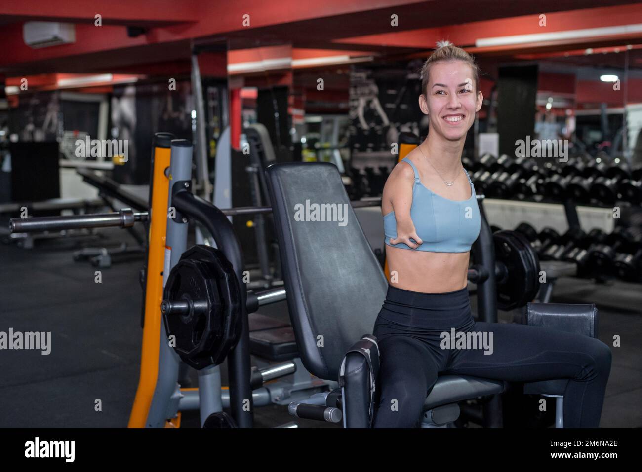 Donna senza armi allenarsi in palestra Foto Stock