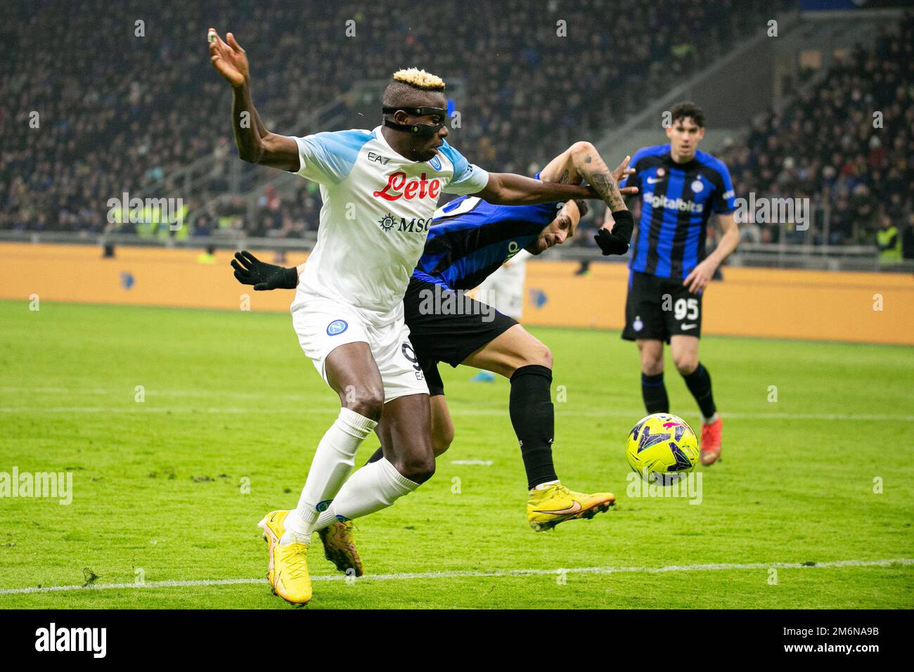 Milano, Italia - gennaio 4 2023 - Inter vs Napoli serie A - osimhen e calhanoglu Credit: Christian Santi/Alamy Live News Foto Stock