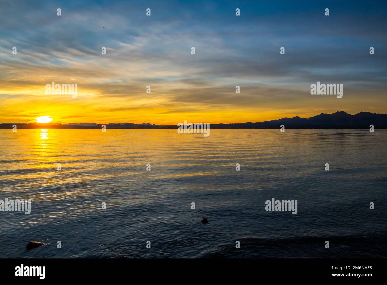 Spettacolare e vibrante paesaggio al tramonto nel Lake Havasu state Park, Arizona Foto Stock