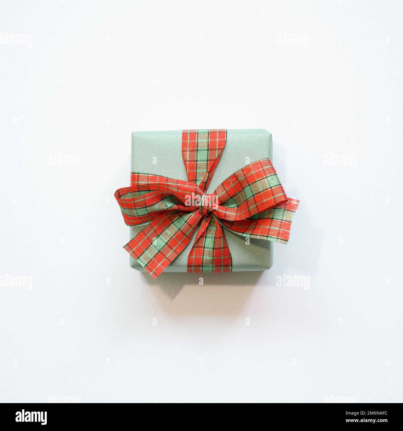 Confezione regalo verde isolata su sfondo bianco. Vista dall'alto, spazio per la copia Foto Stock