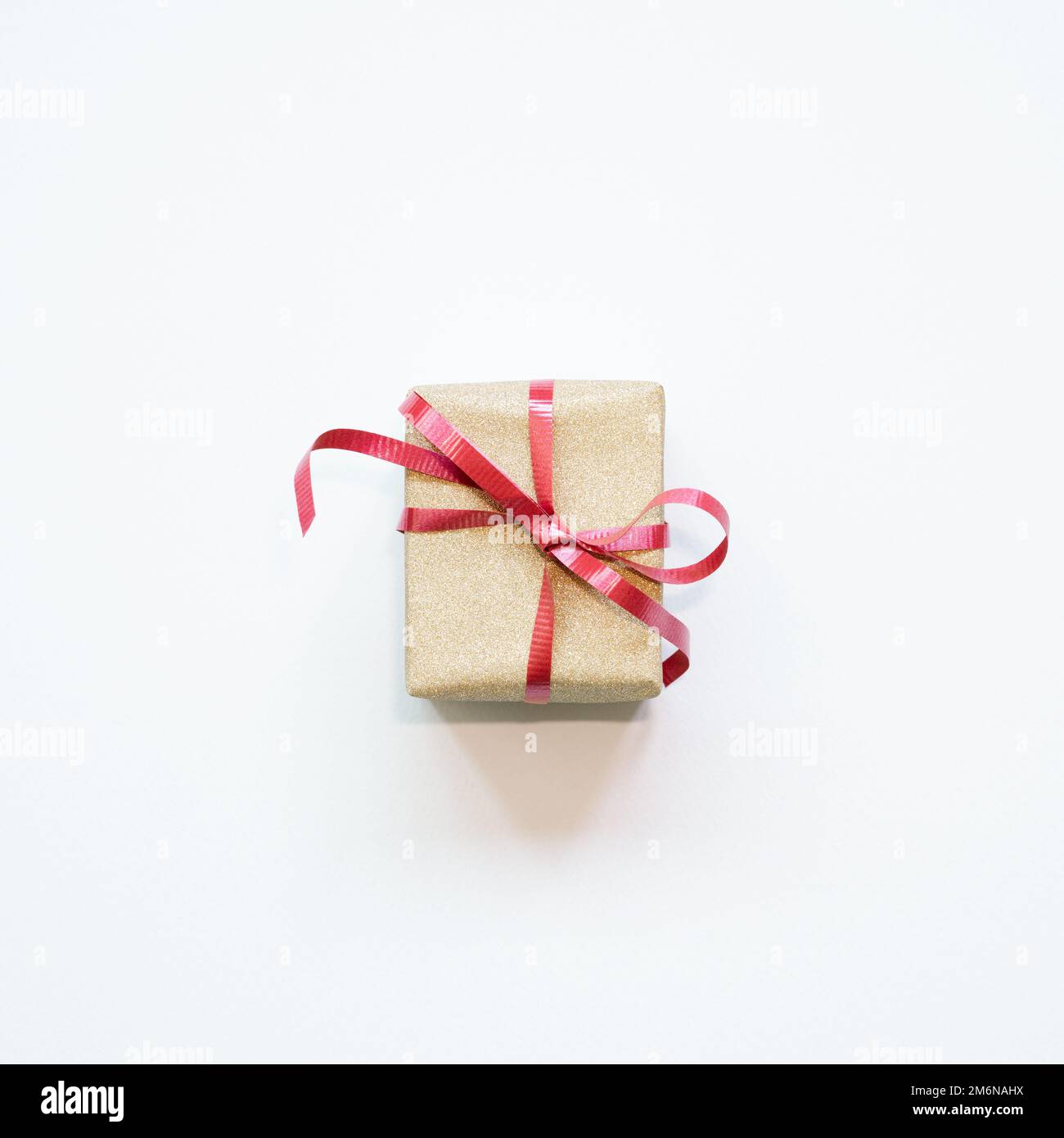 Scatola regalo in oro glitter isolata su sfondo bianco. vista dall'alto, spazio di copia Foto Stock
