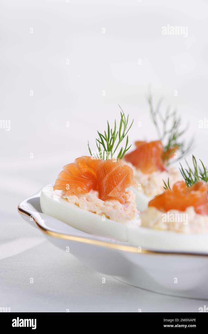 Uova farcite con salmone Foto Stock