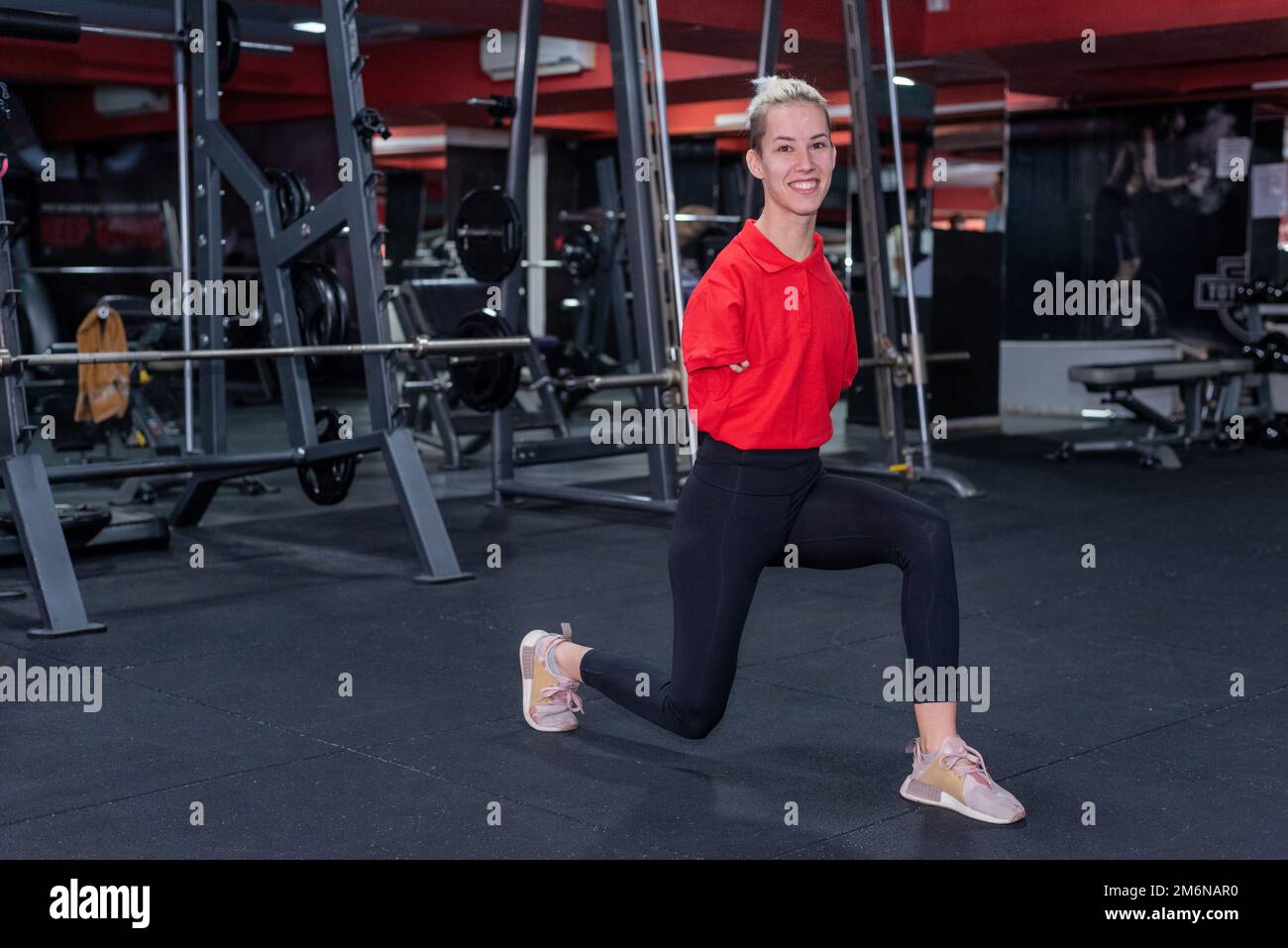 Donna senza armi allenarsi in palestra Foto Stock