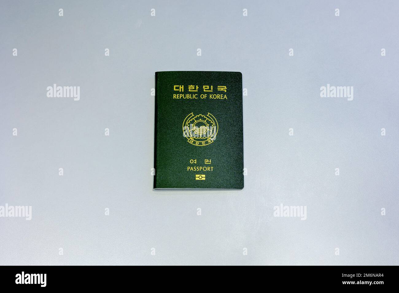 Passaporto della Repubblica di Corea su sfondo bianco Foto Stock