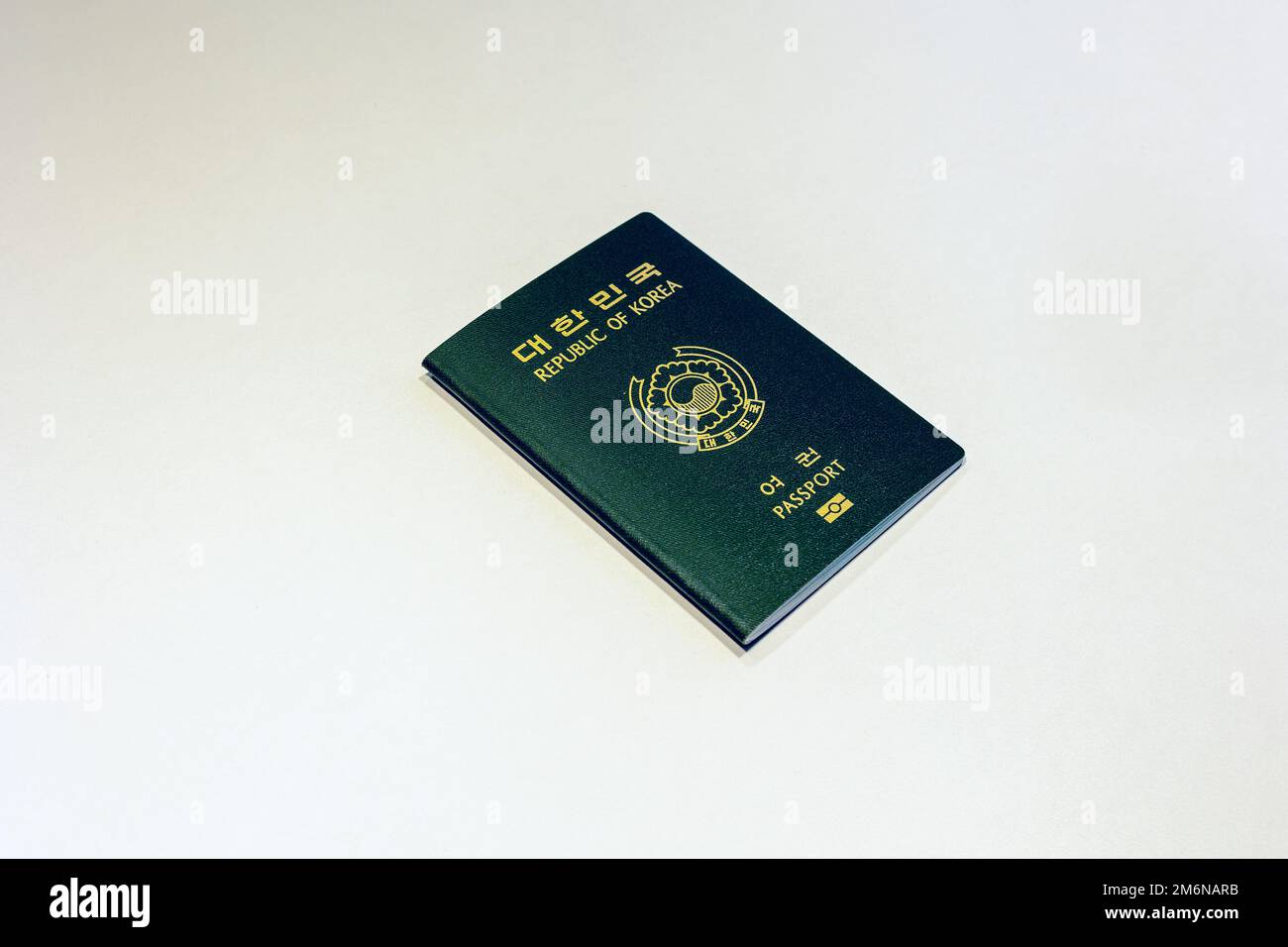 Passaporto della Repubblica di Corea su sfondo bianco Foto Stock