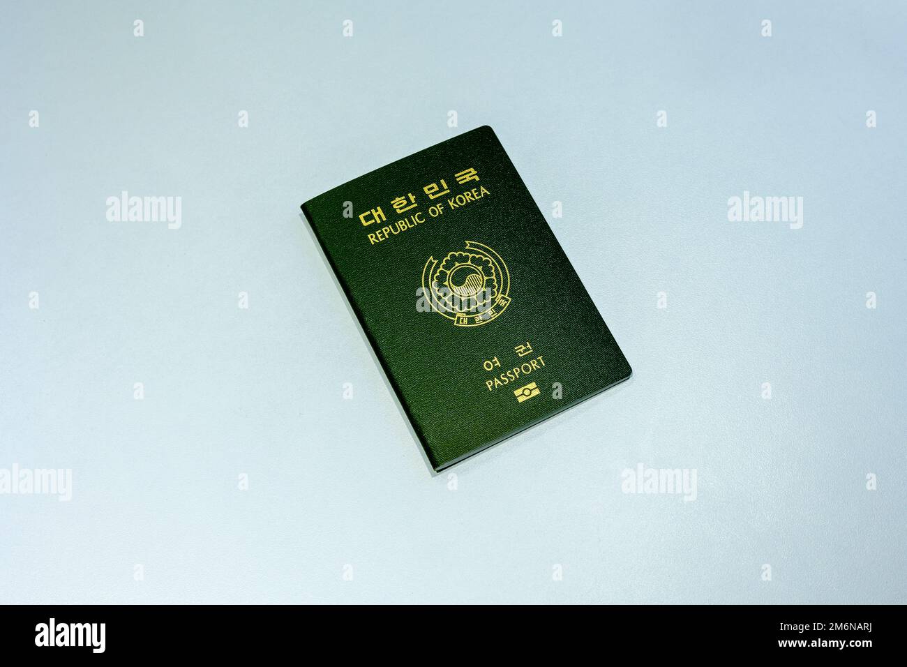 Passaporto della Repubblica di Corea su sfondo bianco Foto Stock