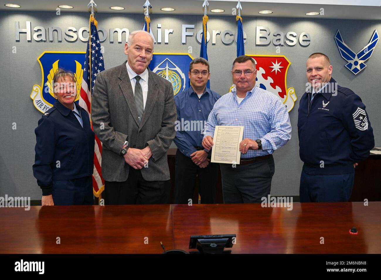 Michael Lynch, 66th Civil Engineering Division, capo ottimizzazione portafoglio CE, mostra un proclama Arbor Day firmato dal col. Katrina Stephens, da sinistra, comandante dell'installazione, insieme a Thomas Schluckebier, ingegnere civile di base, David Wong, e il capo del comando Sgt. William Hebb, capo del comando di installazione, alla base dell'aeronautica di Hanscom, massa, maggio 2. Arbor Day è un'osservanza annuale che promuove la piantagione e la cura degli alberi, Hanscom è stata selezionata come "Tree City USA" per il suo 34th° anno consecutivo. Foto Stock