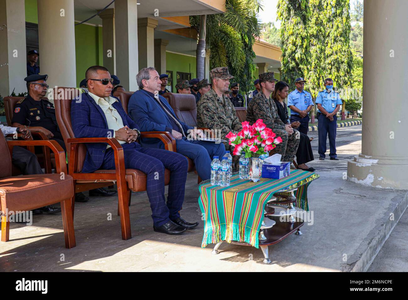 Da sinistra a destra, il Vice Ministro degli interni Timor-Leste, Antonio Armindo, Stati Uniti Chargé d'Affaires, Thomas Daley, e tecnici per lo smaltimento esplosivo delle ordigni (EOD) con 1st EOD Company, 1st Marine Logistics Group, ascoltate la Policia Nacional de Timor-Leste, comandante generale Faustino da Costa, durante la cerimonia di apertura del programma di formazione del Dipartimento della Difesa per l'azione umanitaria delle mine a Dili, Timor-Leste, 3 maggio 2022. Questo programma di formazione per formatori migliorerà le capacità EOD di Timor-Leste e dimostrerà la crescente cooperazione in materia di sicurezza e l'impegno degli Stati Uniti nella partnership w Foto Stock