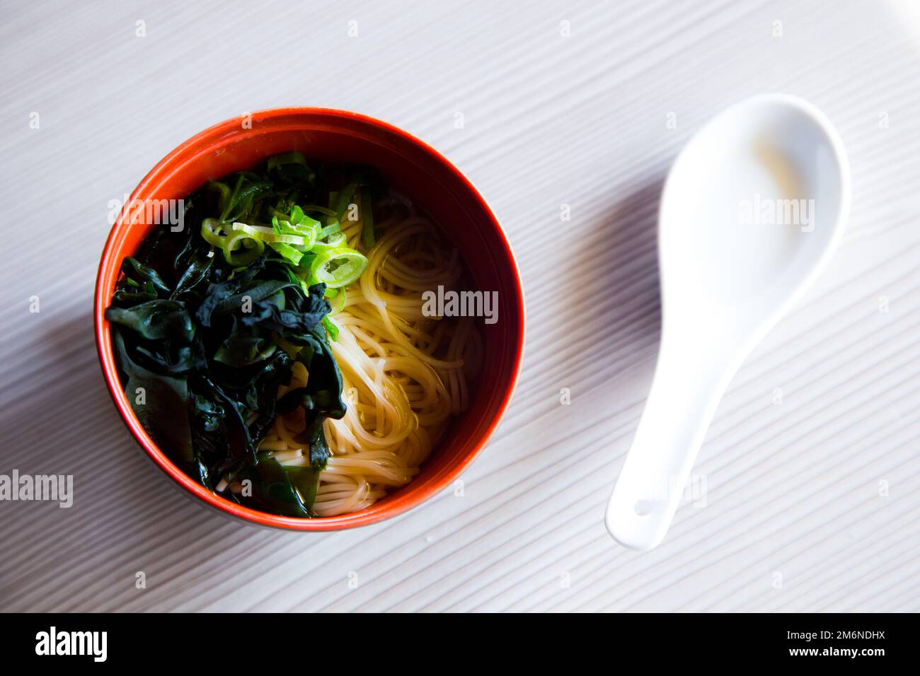 La minestra di miso è una minestra giapponese fatta da un brodo di dashi e pasta di miso, che gli dà il nome. Può essere servito con tofu o tagliatelle. Foto Stock