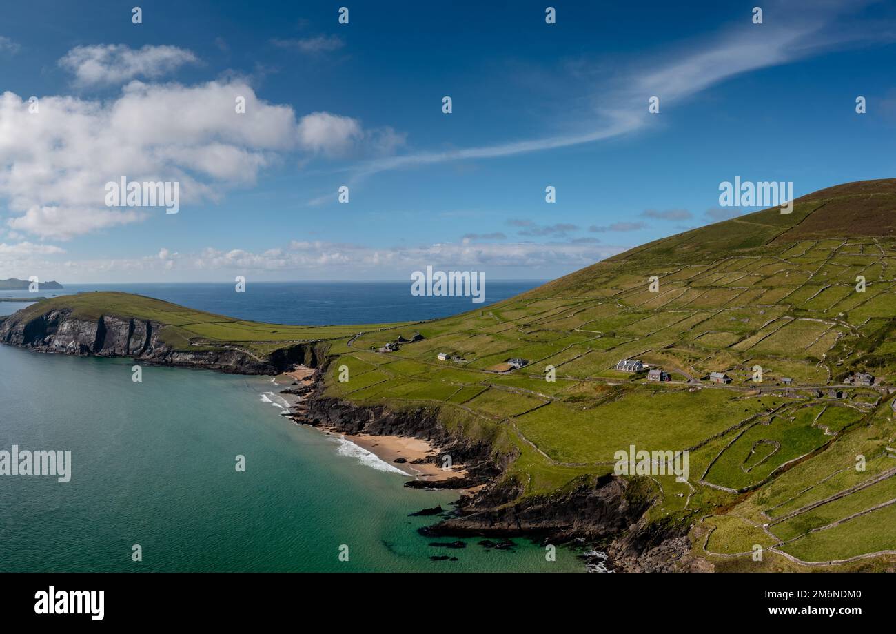 Vista panoramica delle acque turchesi e della spiaggia di sabbia dorata di Slea Head sulla penisola di Dingle della contea di Kerry Foto Stock