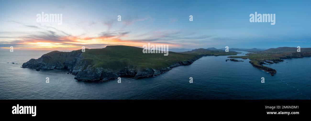 Panorama aereo delle scogliere di Bray Head sull'isola di Valentia al tramonto Foto Stock