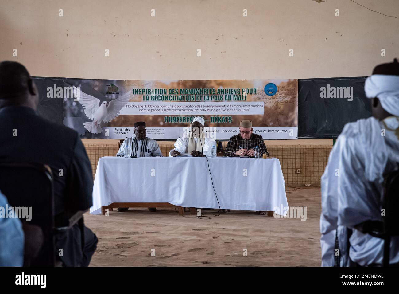 Nicolas Remene / le Pictorium - Mali Magic: Manoscritti per la pace - 12/3/2022 - Mali / Segou / Segou - Dr Bazoumana Traore, (a destra) titolare di un Foto Stock