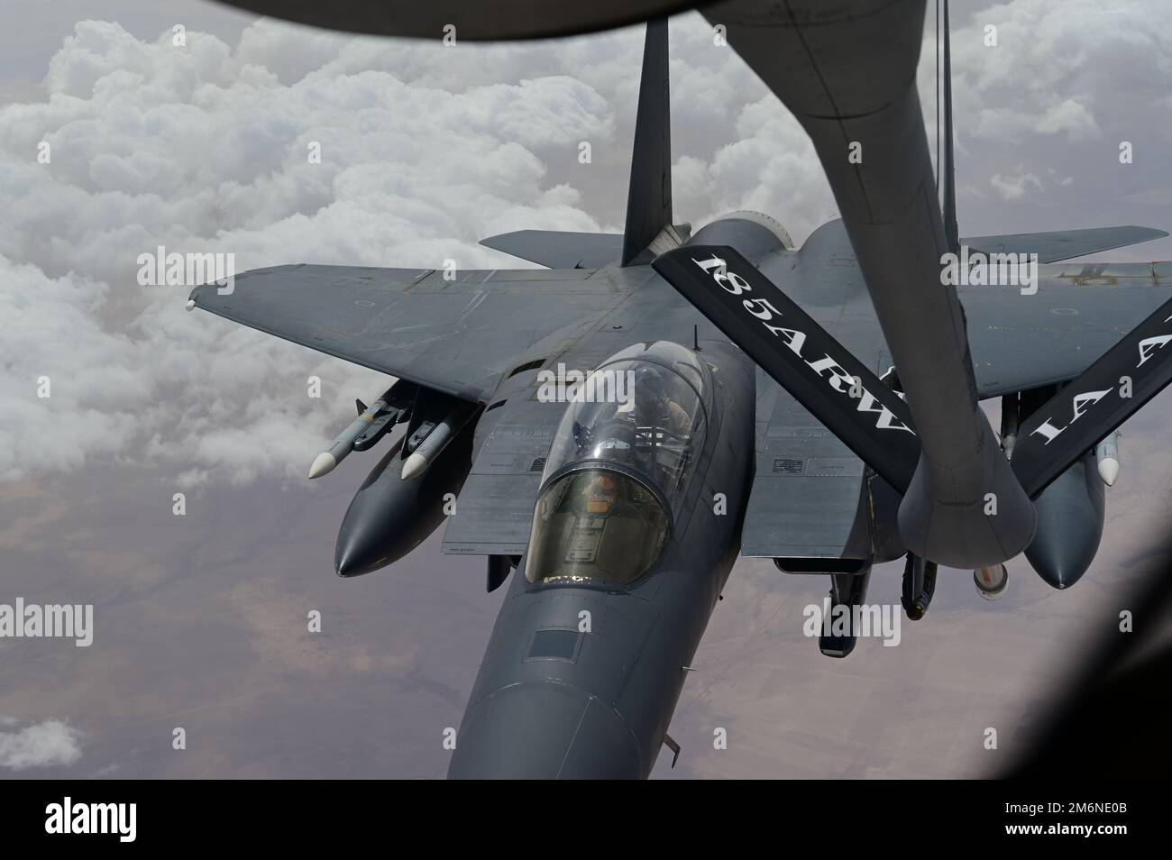 STATI UNITI Air Force F-15E Strike Eagle assegnato al 355th Expeditionary Fighter Squadron conduce operazioni di rifornimento con un US Air Force KC-135 Stratotanker assegnato al 50th Expeditionary Air Refuelling Squadron negli Stati Uniti Area di responsabilità del comando centrale, 2 maggio 2022. Il 50th EARS è responsabile della fornitura di carburante alle forze nazionali degli Stati Uniti e dei partner, consentendo ad airpower, deterrenza e stabilità. Foto Stock