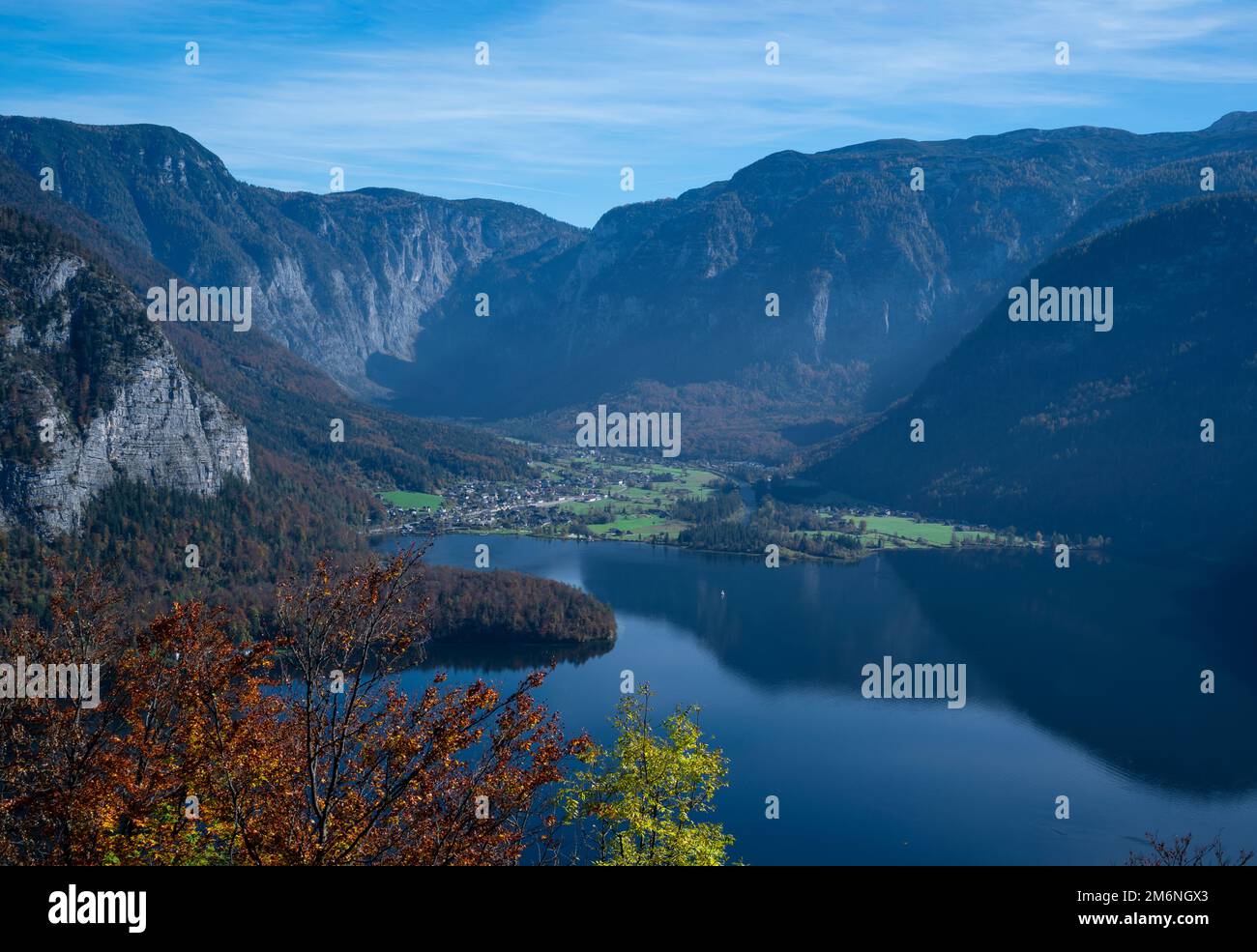 Vista aerea del pittoresco villaggio di Hallstatt con le tradizionali case in legno degli chalet catturate dalla piattaforma di osservazione di Hallstatt, Austria. Foto Stock