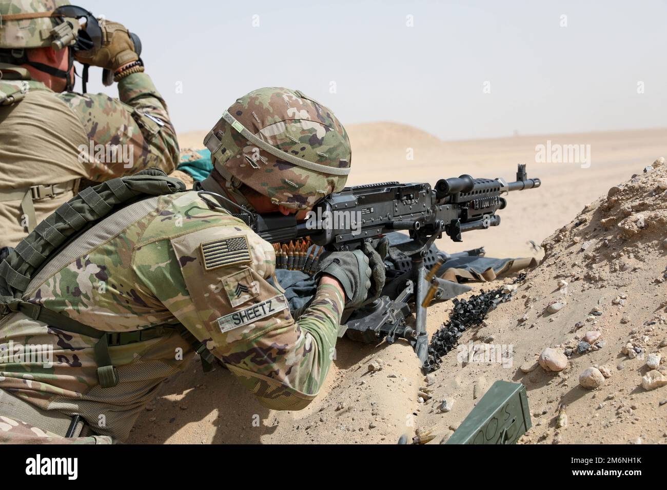 CAMP BUEHRING, KUWAIT, STATI UNITI I soldati assegnati al 3-157th Field Artillery Regiment sparano un M-240B nella gamma durante gli Stati Uniti Concorso migliore squadra dell'esercito centrale. BSC 2022 misura le capacità delle squadre di eseguire sfide fisiche e mentali come un team coeso. Foto Stock