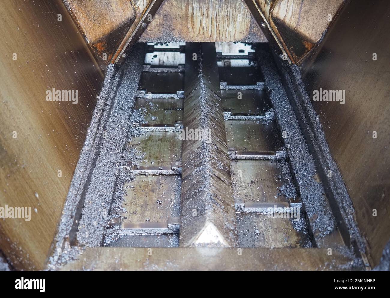 asfaltatrice, nota anche come finitrice o finitrice per asfalto, attrezzature per la costruzione di macchine per pavimentazione utilizzate per stendere l'asfalto su strade Foto Stock