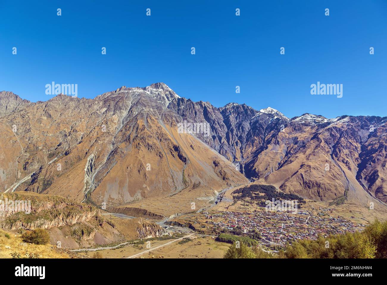 Vista del villaggio di Stepantsminda, Georgia Foto Stock