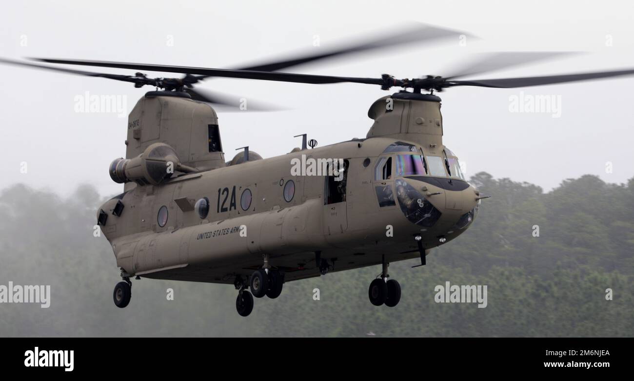 NEGLI STATI UNITI Esercito CH-47 Capo equipaggio elicottero Chinook assegnato alla Brigata Aviazione 110th osserva l’altezza libera dal suolo dal finestrino del cannoniere prima di atterrare all’eliporto dell’esercito Knox, Fort Rucker, Alabama, 3 maggio 2022. Foto Stock