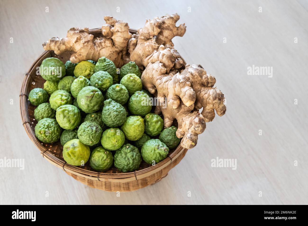 Cestino pieno di kaffir calce e zenzero con proprietà antiossidante e antinfiammatoria per il benessere Foto Stock
