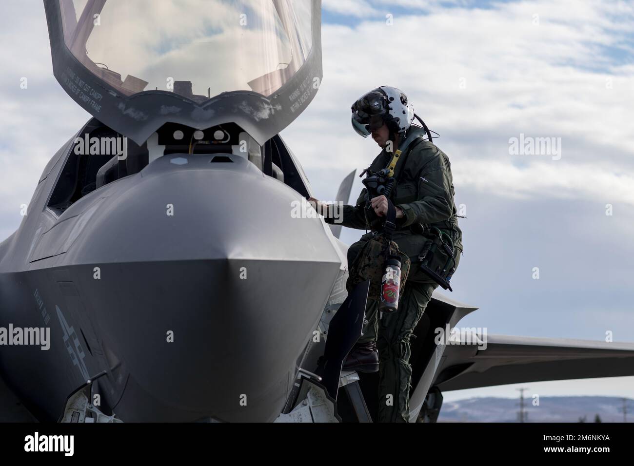 STATI UNITI Erik Carlson, un pilota con Marine Fighter Attack Squadron 242, imbarca un aereo F-35B Lightning II per i voli di prova a sostegno dell'esercizio RED FLAG-Alaska 22-1 presso la base aeronautica di Eielson, Alaska, 2 maggio 2022. RF-A funge da piattaforma ideale per l'impegno internazionale, consentendo lo scambio di tattiche, tecniche e procedure migliorando al contempo l'interoperabilità al fine di mantenere un Indo-Pacific libero e aperto. Foto Stock