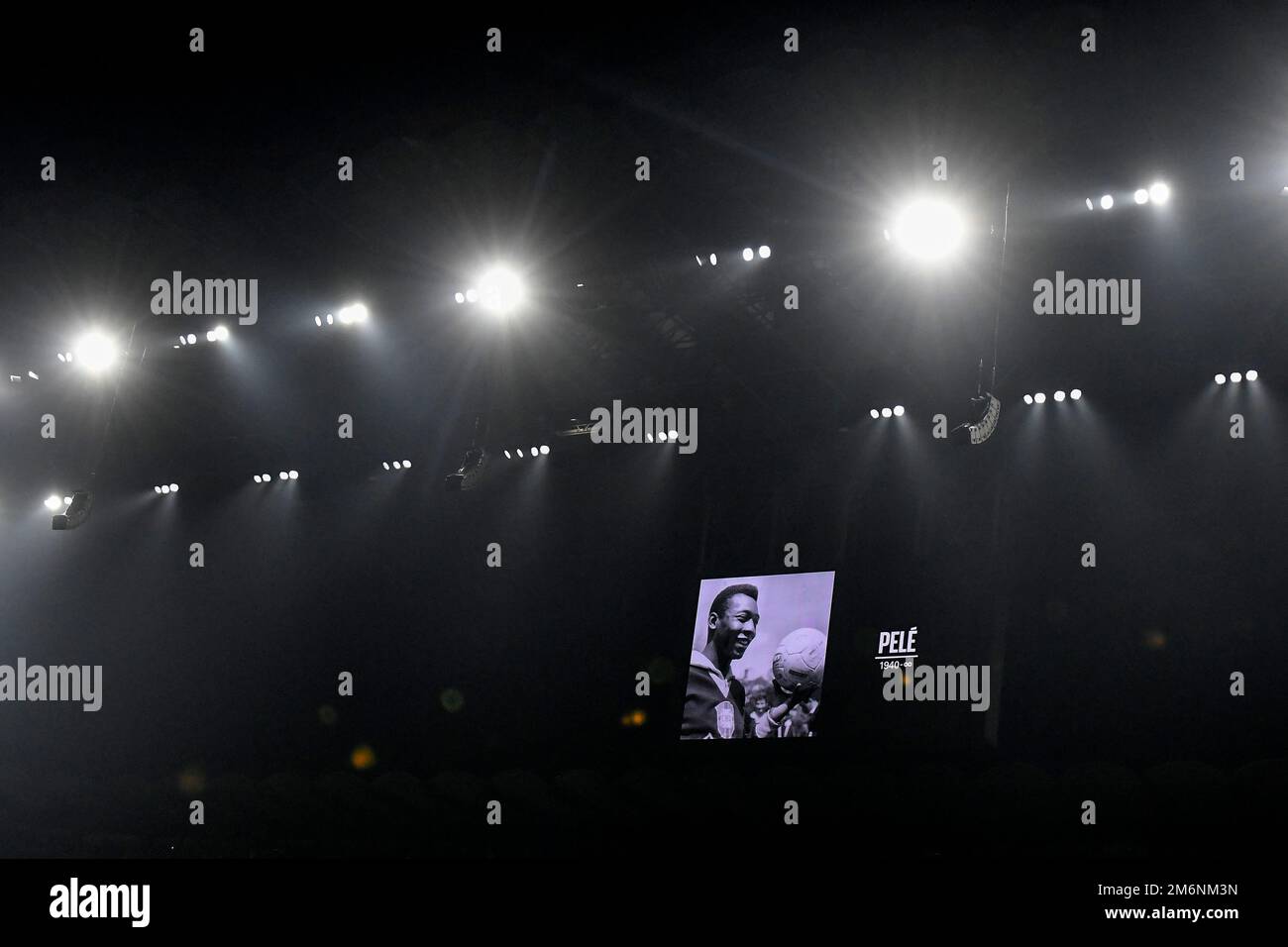 Milano, Italia. 04th Jan, 2023. Una foto di Edson Arantes di Nascimento Pele è mostrata sul palco dello stadio prima della partita di calcio della Serie A tra FC Internazionale e SSC Napoli allo stadio San Siro di Milano (Italia), 4th gennaio 2023. Foto Andrea Staccioli/Insidefoto Credit: Insidefoto di andrea staccioli/Alamy Live News Foto Stock