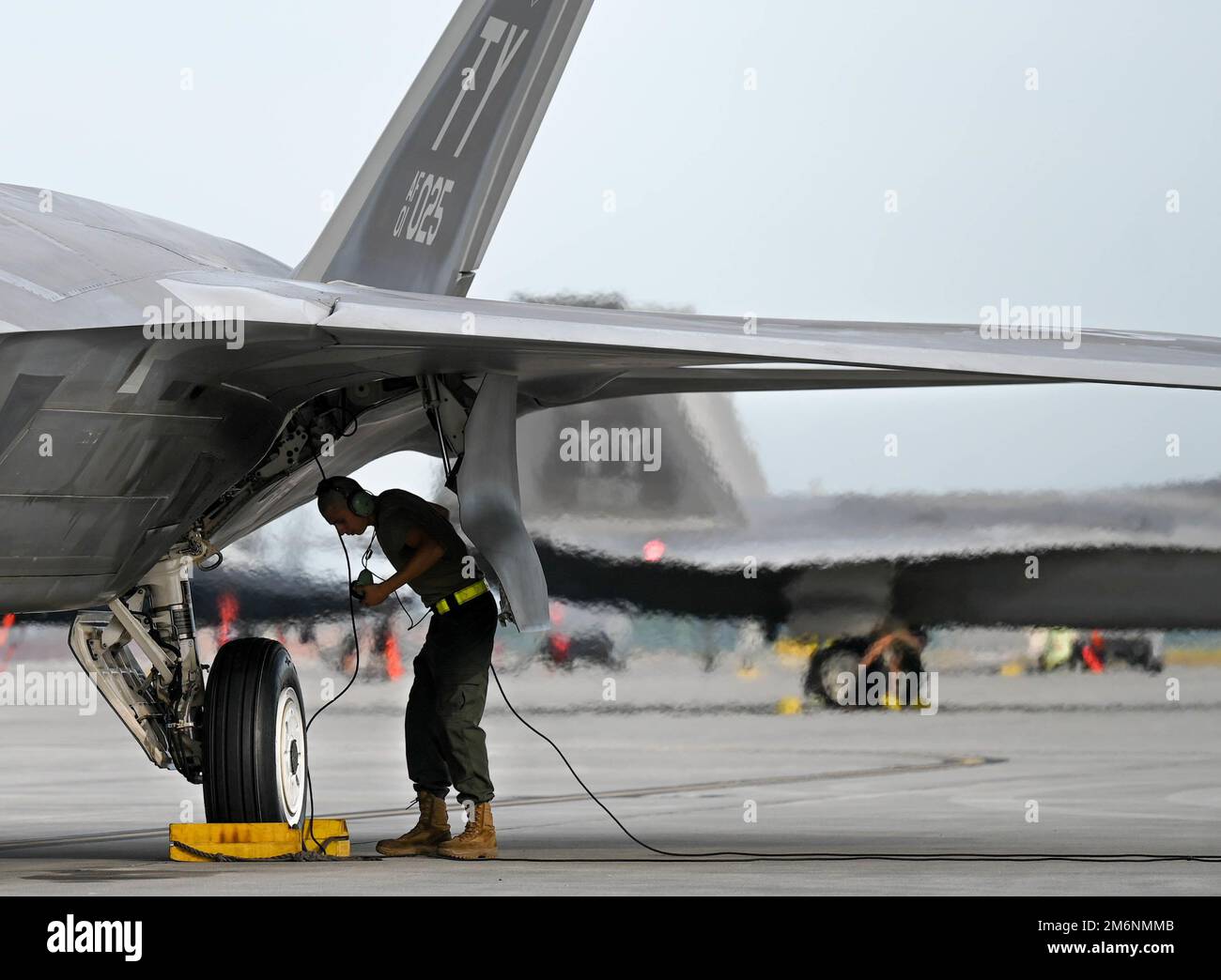 STATI UNITI Air Force Airman 1st Class Cesar Arguello, 43d Fighter Generation Squadron assistente dedicato capo equipaggio, esegue le procedure di preflight di un F-22 Raptor al Savannah Hilton Head International Airport, 3 maggio 2022. La 325th Fighter Wing ha inviato più di 200 persone e 22 aerei a partecipare a Sentry Savannah, un esercizio di addestramento vicino ai pari ospitato dal Air Dominance Center della Guardia Nazionale aerea. Foto Stock