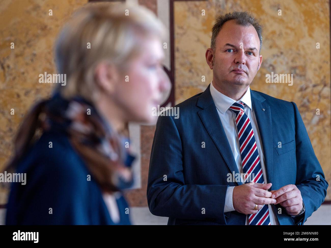 Schwerin, Germania. 05th Jan, 2023. Markus Biercher, il nuovo capo dell'Agenzia per l'occupazione settentrionale, guarda Manuela Schwesig (SPD), il Ministro Presidente del Meclemburgo-Pomerania occidentale, a una conferenza stampa congiunta nella cancelleria di Stato. Il nuovo capo della direzione regionale settentrionale dell'Agenzia del lavoro ha appoggiato il governo statale durante la sua visita inaugurale a Schwerin. L'attuale tasso di disoccupazione nel Meclemburgo-Pomerania occidentale è stato del 7,6% nel dicembre 2022. Credit: Jens Büttner/dpa/Alamy Live News Foto Stock