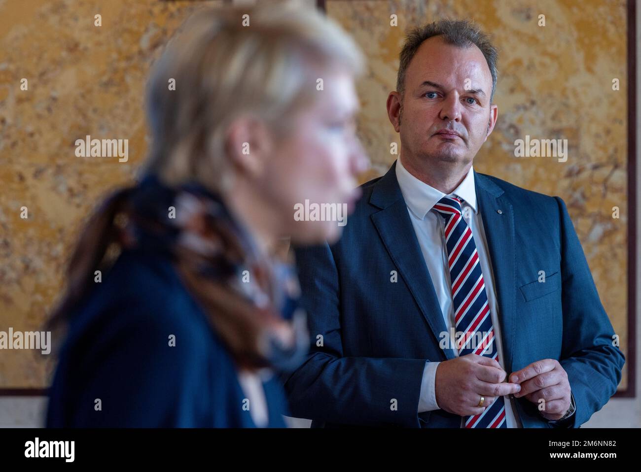Schwerin, Germania. 05th Jan, 2023. Markus Biercher, il nuovo capo dell'Agenzia per l'occupazione settentrionale, guarda Manuela Schwesig (SPD), il Ministro Presidente del Meclemburgo-Pomerania occidentale, a una conferenza stampa congiunta nella cancelleria di Stato. Il nuovo capo della direzione regionale settentrionale dell'Agenzia del lavoro ha appoggiato il governo statale durante la sua visita inaugurale a Schwerin. L'attuale tasso di disoccupazione nel Meclemburgo-Pomerania occidentale è stato del 7,6% nel dicembre 2022. Credit: Jens Büttner/dpa/Alamy Live News Foto Stock