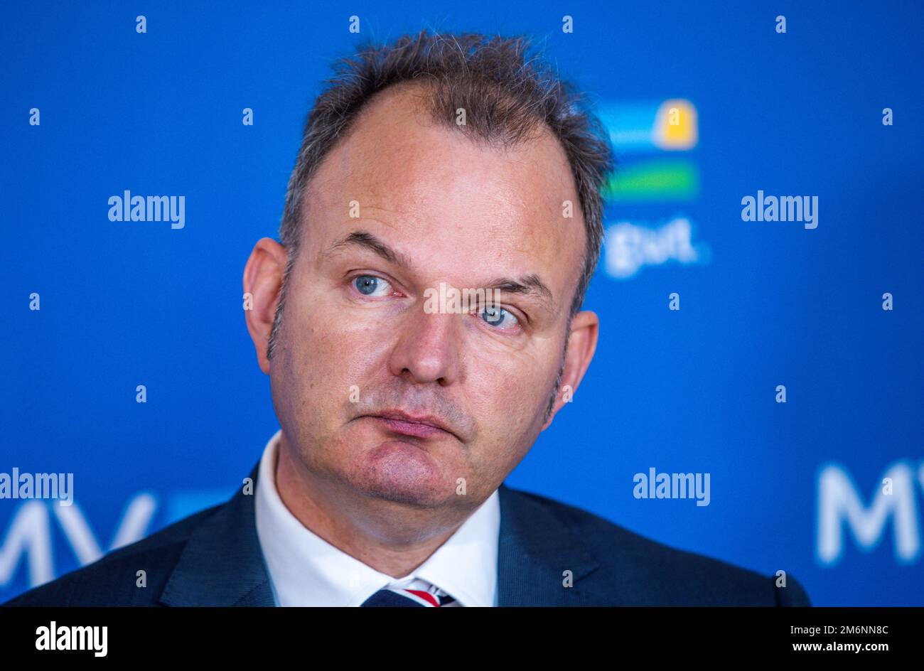 Schwerin, Germania. 05th Jan, 2023. Markus Biercher, il nuovo capo dell'Agenzia per l'occupazione settentrionale, in una conferenza stampa nella cancelleria di Stato. Il nuovo capo della direzione regionale settentrionale dell'Agenzia del lavoro ha appoggiato il governo statale durante la sua visita inaugurale a Schwerin. L'attuale tasso di disoccupazione nel Meclemburgo-Pomerania anteriore è stato del 7,6% nel dicembre 2022. Credit: Jens Büttner/dpa/Alamy Live News Foto Stock