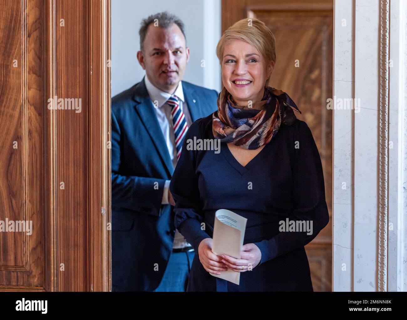 Schwerin, Germania. 05th Jan, 2023. Manuela Schwesig (SPD), primo ministro del Meclemburgo-Pomerania occidentale, si unisce a Markus Biercher, nuovo capo dell'Agenzia per l'occupazione settentrionale, per una conferenza stampa presso la cancelleria di Stato. Il nuovo capo della direzione regionale settentrionale dell'Agenzia del lavoro ha appoggiato il governo statale durante la sua visita inaugurale a Schwerin. L'attuale tasso di disoccupazione nel Meclemburgo-Pomerania anteriore è stato del 7,6% nel dicembre 2022. Credit: Jens Büttner/dpa/Alamy Live News Foto Stock