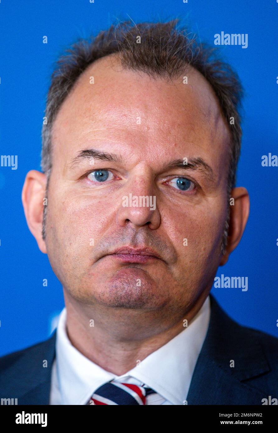 Schwerin, Germania. 05th Jan, 2023. Markus Biercher, il nuovo capo dell'Agenzia per l'occupazione settentrionale, in una conferenza stampa nella cancelleria di Stato. Il nuovo capo della direzione regionale settentrionale dell'Agenzia del lavoro ha appoggiato il governo statale durante la sua visita inaugurale a Schwerin. L'attuale tasso di disoccupazione nel Meclemburgo-Pomerania anteriore è stato del 7,6% nel dicembre 2022. Credit: Jens Büttner/dpa/Alamy Live News Foto Stock